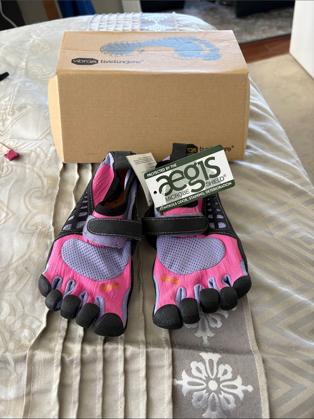 Brand New Vibram Kids Pink and Black FiveFingers Toe Shoes